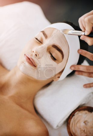 Téléchargez les photos : Turning dull skin into a thing of the past. an attractive young woman getting a facial at a beauty spa - en image libre de droit