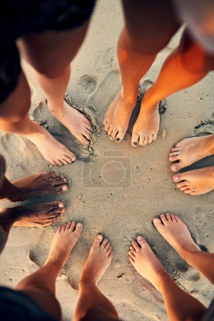 Photo pour Paix, amour et pieds sablonneux. les jeunes qui traînent à la plage - image libre de droit