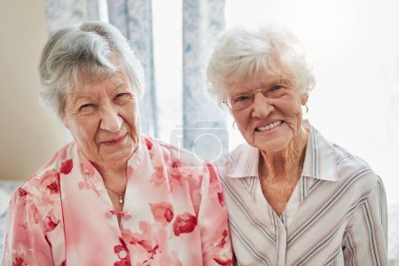 Téléchargez les photos : Notre amitié continue d'être forte. Portrait de deux femmes âgées heureuses passant du temps ensemble à la maison - en image libre de droit