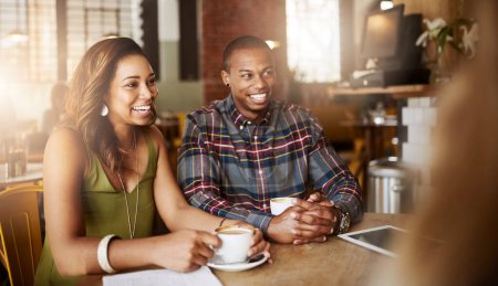 Compartir momentos divertidos con amigos. una pareja disfrutando de una cita doble con amigos en una cafetería