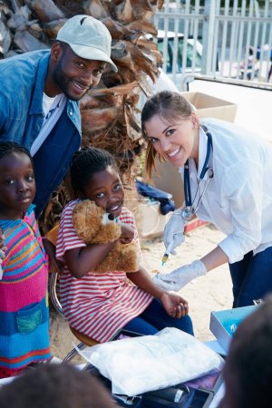 Wenn die Gemeinschaft gesund ist, bin ich glücklich. eine freiwillige Krankenschwester, die unterprivilegierten Kindern Spritzen gibt