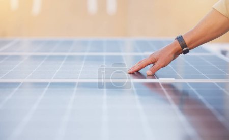 Foto de Energía solar, sostenibilidad o mano en paneles solares para el control de calidad o garantía de calidad en una inspección. Innovación, hombre o ingeniero que trabaja en la construcción fotovoltaica de ahorro de energía de edificios. - Imagen libre de derechos