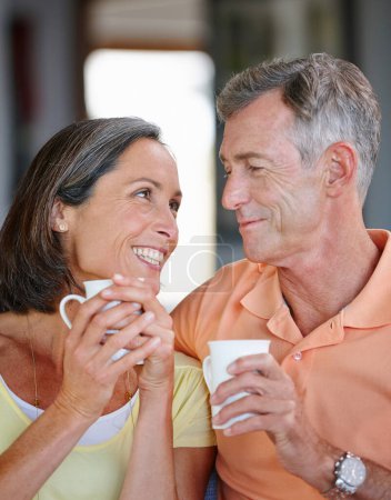 Foto de Bliss is being with you. a loving mature couple having coffee together at home - Imagen libre de derechos
