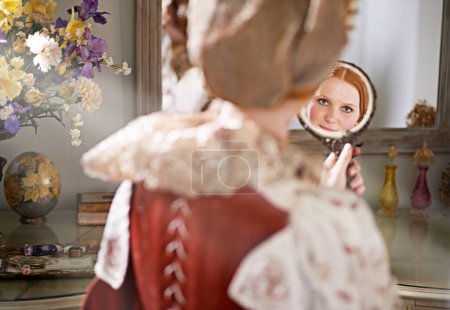 Téléchargez les photos : Beauty and elegance of the aristocratic. a noble lady looking at herself in a mirror - en image libre de droit