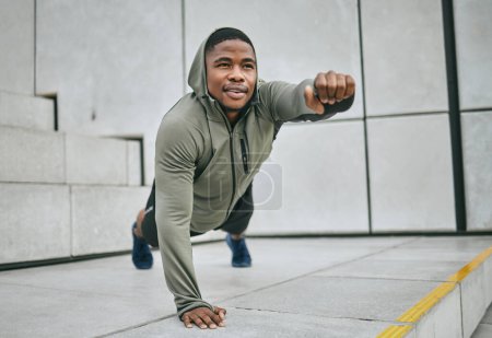 Téléchargez les photos : Fitness, plank and black man training in the city for a body goal, morning workout and urban cardio in Morocco. Exercise, strong and African man with sports vision, balance and strength training. - en image libre de droit