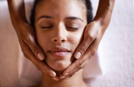 Foto de That feels divine. a young woman getting a head massage at a beauty spa - Imagen libre de derechos