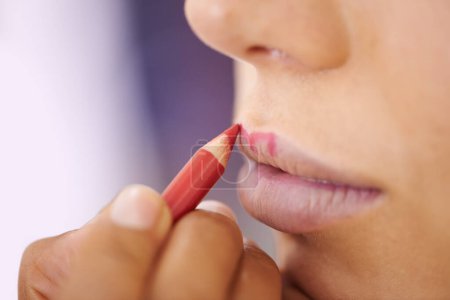 Téléchargez les photos : The outline of a perfect pout. Close up shot of a woman having lip liner applied to her lips - en image libre de droit