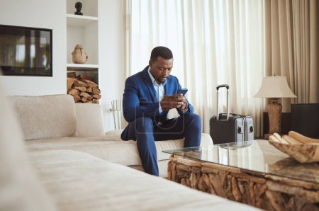 Téléchargez les photos : African businessman on phone in hotel room, reading email on smartphone and corporate professional in Chicago. Black entrepreneur typing message, luxury accommodation in city and hospitality travel. - en image libre de droit