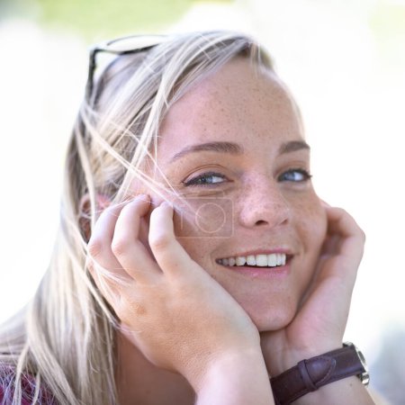Téléchargez les photos : She has a sunny disposition. Portrait of a beautiful young woman outdoors - en image libre de droit
