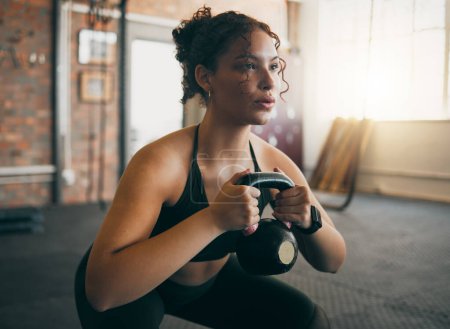 Téléchargez les photos : Exercise, kettlebell and a woman at gym breathing during workout, exercise and weight training for body wellness. Strong sports female or athlete with weights for power, muscle and healthy lifestyle. - en image libre de droit