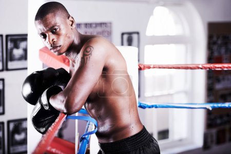 Téléchargez les photos : One day the title will be his. A determined boxer leaning on the ropes alongside copyspace - en image libre de droit