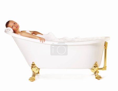 Téléchargez les photos : Finding an oasis of pampering relaxation. Beautiful young woman relaxing in a bath tub - en image libre de droit