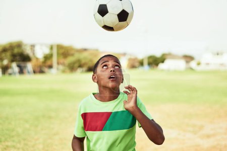 Téléchargez les photos : Working on his ball control. a young boy playing soccer on a sports field - en image libre de droit