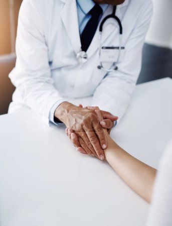 Téléchargez les photos : Dont worry, we will take good care of you. a unrecognizable doctor holding a patients hand to comfort them and make them feel at ease - en image libre de droit