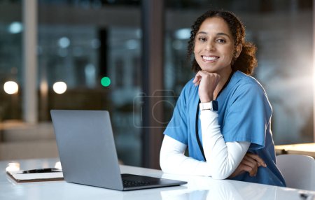 Foto de Retrato de doctor, computadora y mujer negra en una oficina de salud por la noche trabajando en investigación web. Computadora portátil, trabajadora de la salud y enfermera con la felicidad del análisis de medicina en la tecnología en la oscuridad. - Imagen libre de derechos