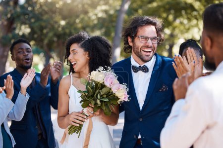 Téléchargez les photos : Wedding crowd and applause to celebrate couple with happy, excited and cheerful smile. Interracial love and happiness of bride and groom at marriage event together with guests clapping - en image libre de droit