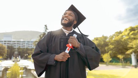 Studentenabschluss, schwarzer Mann und das Denken an Erfolg, Leistung oder Ziele bei einem Outdoor-College-Event. Glücklicher Absolvent, Ausbildungspreis und zukünftige Mission, Traum und Motivation des Abschlusses, Hoffnung oder Stolz.