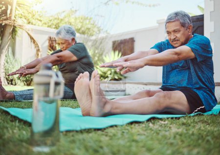 Fitness, yoga y pareja mayor estirándose para hacer ejercicio, zen y relajarse en un jardín, la paz y la calma. Estiramiento, entrenamiento y anciano con mujer en un patio para entrenamiento, pilates y cardio en México.