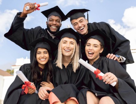 Graduation, étudiants de la diversité et portrait de la réussite scolaire sur fond de ciel. Diplômés excités, amis heureux et célébration des objectifs d'études, prix universitaire et sourire à l'événement collégial.