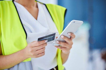 Photo pour Phone in hands, ecommerce and credit card with woman in construction with online shopping, payment zoom and bank app. Internet, banking and finance with service and contractor with stock purchase. - image libre de droit