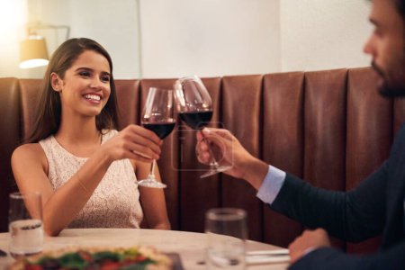 Wir brauchen keinen Grund zum Feiern. ein glückliches junges Paar genießt ein romantisches Dinner in einem Restaurant