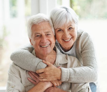 Téléchargez les photos : Avec le bon partenaire à vos côtés, même la vieillesse est une joie. Un couple de personnes âgées aimant sourire à la caméra - en image libre de droit