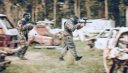 Téléchargez les photos : Paintball, team running and soldier group energy for military, army and field game training. Exercise, fitness and target shooting of a battlefield players in a sports event outdoor with focus. - en image libre de droit
