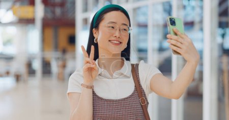 Foto de Selfie, teléfono y mujer de negocios asiática sonríen en la oficina para las redes sociales, marketing y felicidad de los empleados. Fotografía de teléfonos inteligentes, motivación de gestión feliz y éxito mental positivo en dispositivos móviles. - Imagen libre de derechos