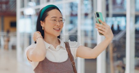 Foto de Selfie, teléfono y mujer de negocios asiática sonríen en la oficina para las redes sociales, marketing y felicidad de los empleados. Fotografía de teléfonos inteligentes, motivación de gestión feliz y éxito mental positivo en dispositivos móviles. - Imagen libre de derechos