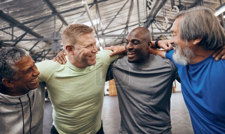 Sonreír, abrazar o hombres maduros en el gimnasio de entrenamiento, ejercicio de entrenamiento o bienestar de la salud en la celebración del éxito. Amigos felices, ancianos o abrazar en el trabajo en equipo de fitness, colaboración o diversidad de la comunidad.