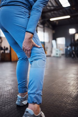 Foto de Leg injury, accident and pain at a gym after workout, training or sport exercise with bruise. Fitness, sports and woman athlete limping from a swollen, inflammation or sprain muscle at a studio - Imagen libre de derechos