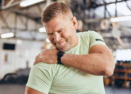 Téléchargez les photos : Shoulder pain, fitness and bodybuilder man in gym for training, workout and challenge exercise with medical risk. Injury, muscle and strong person or athlete with sports burnout, arm or arthritis. - en image libre de droit