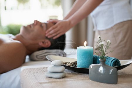 Téléchargez les photos : His massage put him right to sleep. a mature man enjoying a relaxing masasage - en image libre de droit