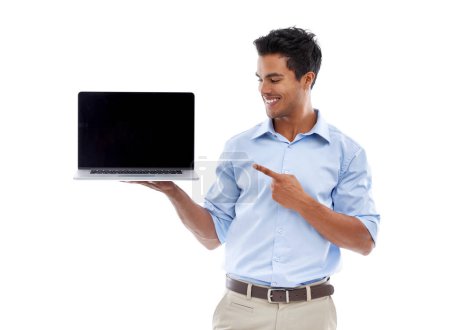 Foto de Este es un sitio web que te encantará. Captura de estudio de un joven mostrando una pantalla de computadora portátil en blanco aislado en whtie - Imagen libre de derechos