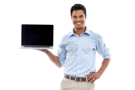 Foto de Este es un sitio web que te encantará. Captura de estudio de un joven mostrando una pantalla de computadora portátil en blanco aislado en whtie - Imagen libre de derechos