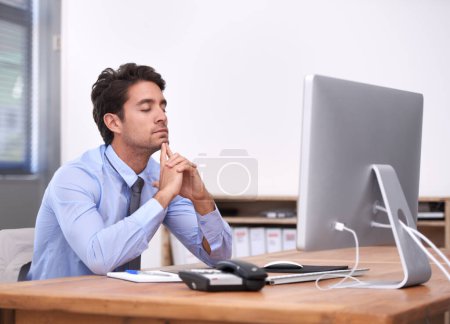 Foto de Hes had enough of work. A stressed out businessman sitting at his desk - Imagen libre de derechos