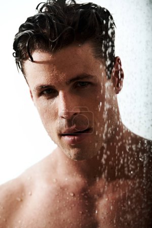 Foto de A man that every woman should have beside them. a handsome man taking a shower - Imagen libre de derechos
