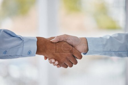 Foto de B2B partnership meeting or business people handshake for welcome, collaboration or company teamwork. Diversity, networking or shaking hands for success deal, thank you or corporate support and trust. - Imagen libre de derechos