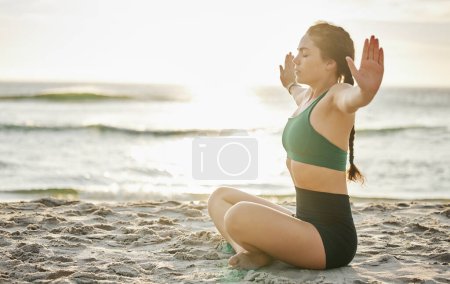 Foto de Meditación en la playa, yoga y mujer en paz en la arena con maqueta al atardecer. Calma femenina, zen y meditar en el mar para la mentalidad, la energía del chakra y relajarse en la naturaleza con bienestar, ejercicio de verano y reiki. - Imagen libre de derechos