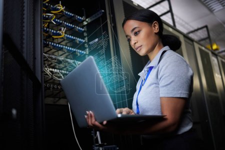 Laptop, Netzwerk und Rechenzentrum mit einer schwarzen Frau, die in einem dunklen Serverraum arbeitet. Computer, Cybersicherheit und Analytik mit einer Programmiererin zur Problemlösung oder Fehlerbehebung.