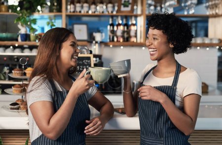 Photo pour Just two coffee gurus enjoying their break. two young women drinking coffee together while working in a cafe - image libre de droit