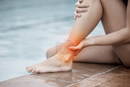 Téléchargez les photos : Pool, fitness and athlete with an ankle pain, injury or accident after water sport training or exercise. Sports, swim and woman swimmer with leg sprain, medical emergency or torn muscle after workout. - en image libre de droit