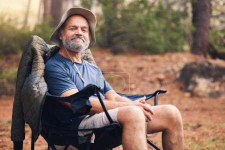 Waldcamping, Portrait und Senior-Mann entspannen im Outdoor-Natururlaub für Wellness, Freiheit und natürliche Luft. Woods, Stuhl und entspannter älterer Herr im Ruhestand Urlaubsabenteuer in Australien.