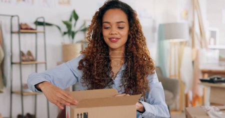 Téléchargez les photos : E commerce, delivery and employee packaging box, product or stock for commercial distribution, courier shipping or export. Ecommerce, retail package and black woman working in supply chain industr. - en image libre de droit
