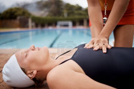 Foto de Woman, pool and lifeguard hands for cpr, emergency and helping hand for teaching first aid for wellness. Swimmer, sports accident and help for lungs, breathing and support with saving life outdoor. - Imagen libre de derechos