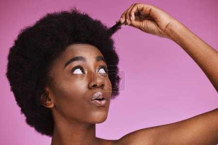 Natürliche, Afro- und Haare mit schwarzer Frau im Studio für Schönheit, Wohlbefinden und Pflege auf violettem Hintergrund. Haarpflege, Frisur und Gesicht des Mädchenmodells entspannen sich in Luxus, Hygiene oder Routine, während sie isoliert sind.