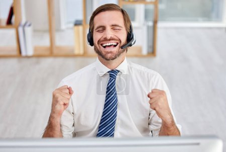 Téléchargez les photos : Success, celebration and laugh of business man in call center with happiness from promotion. Happy. consulting and winning achievement of a contact us telemarketing employee excited from bonus. - en image libre de droit
