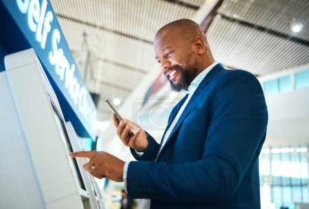 Flughafenticket, Selbstbedienung und Mann mit Telefon für Online-Buchung, Fintech-Zahlung und digitale Registrierung. Afrikanischer Geschäftsmann am Kassenautomaten für Flugplan, E-Commerce und Smartphone-App.