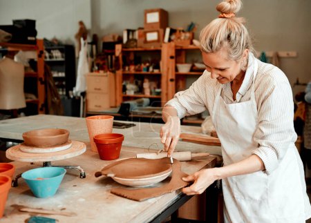 Je trouve partout l'inspiration moderne. une femme artisan travaillant dans son atelier de poterie