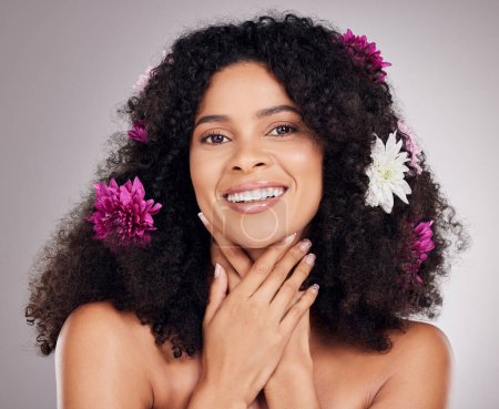 Foto de Skincare, smile or face of black woman with flowers in hair for spring, luxury spa or self care. Aesthetic, beauty facial portrait or girl with plants for happiness or cosmetics product in studio. - Imagen libre de derechos